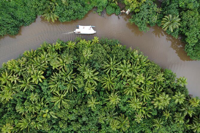 Apetahi day trip around Raiatea on a modern outrigger canoe - The Blue Lagoon canoe: comfort and practical onboard design