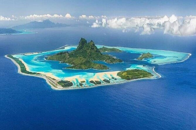 Bora Bora 30-minute Private Flight in a Light Aircraft - Private flight in practice: two on board, then turn-taking