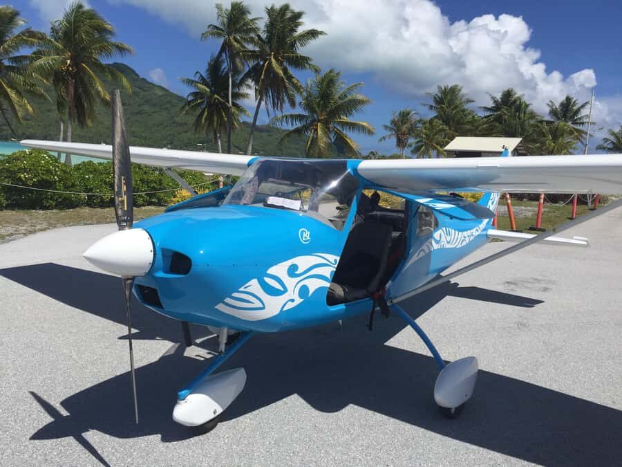 Bora-Bora 30 minutes private flight in light aircraft - The route: reef belt at 400 meters, then the island’s “color math”