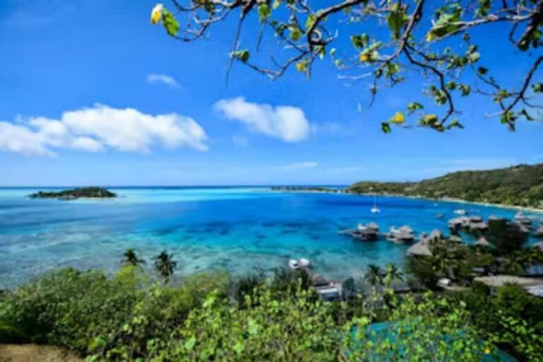 Bora Bora: 4WD History & Culture Tour - WWII sites from 1942 and Tahitian seafaring legends around 1,000 AD