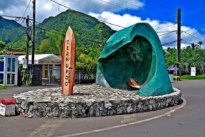 Discovering the emblematic sites of Tahiti - Pointe Vénus: black-sand coast and historical significance