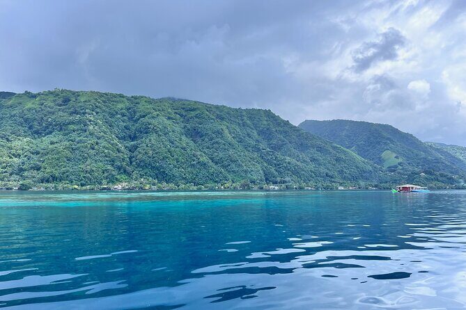 Excursion to discover the authentic Tahiti Peninsula 4:00 - The boat + crew style that makes a 4-hour trip feel longer