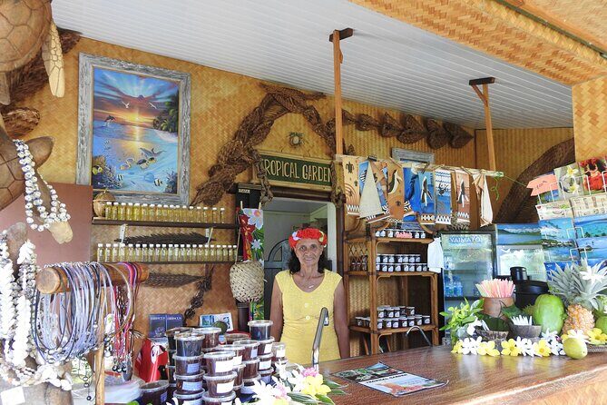 Franckyfranck tours Moorea - Tours privés // Private half day tours - Tropical Garden with vanilla: plants, shade, and sweet samples