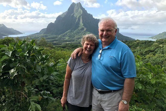 Franckyfranck tours Moorea - Tours privés // Private half day tours - Belvedere Lookout: the first big view over Cook’s Bay and Opunohu Bay