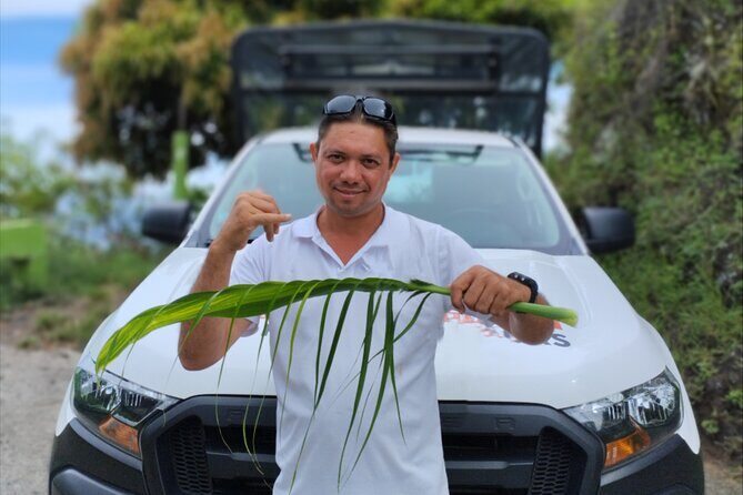 Guided Excursion in 4x4 in Moorea between Land and Sea - Magic Mountain Overlook: the first viewpoint sets the tone
