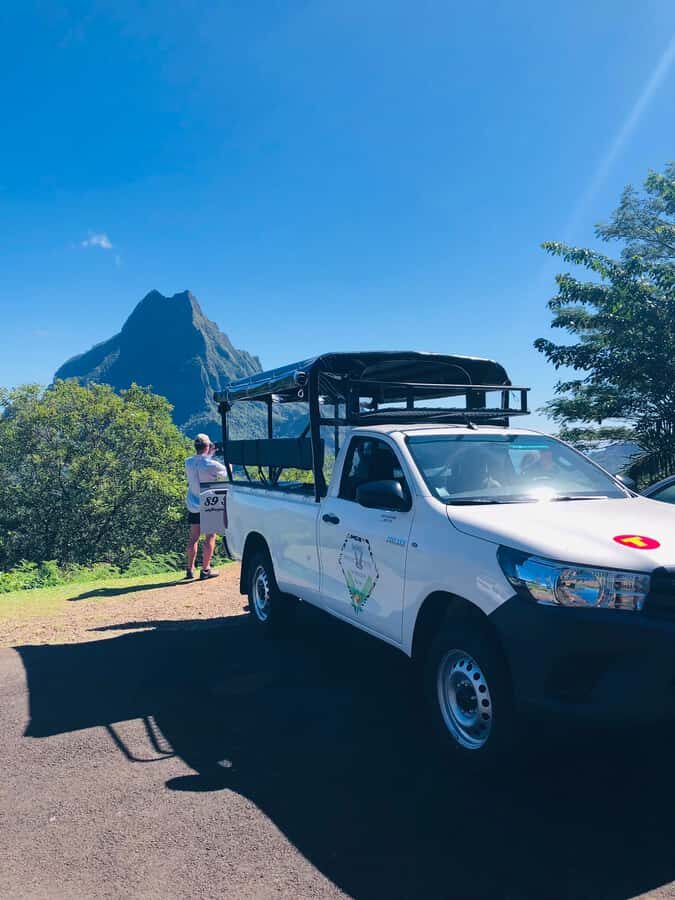 Moorea:4X4 safari excursion between land and sea with lunch - Meet the guide: language, group size, and that island-legend storytelling vibe