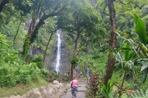 Shared 4.5h Circle Island Tour of Tahiti Nui by Lydia - Stop 1: Pointe Venus for Black Sand and Late-1700s Navigator History